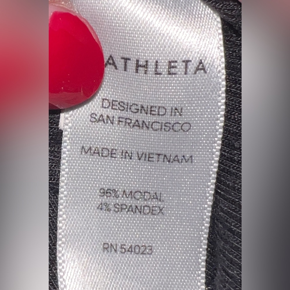 Athleta 
Women’s 
Small
Black
Long Sleeve Black T-Shirt
EUC - Picture 11 of 11